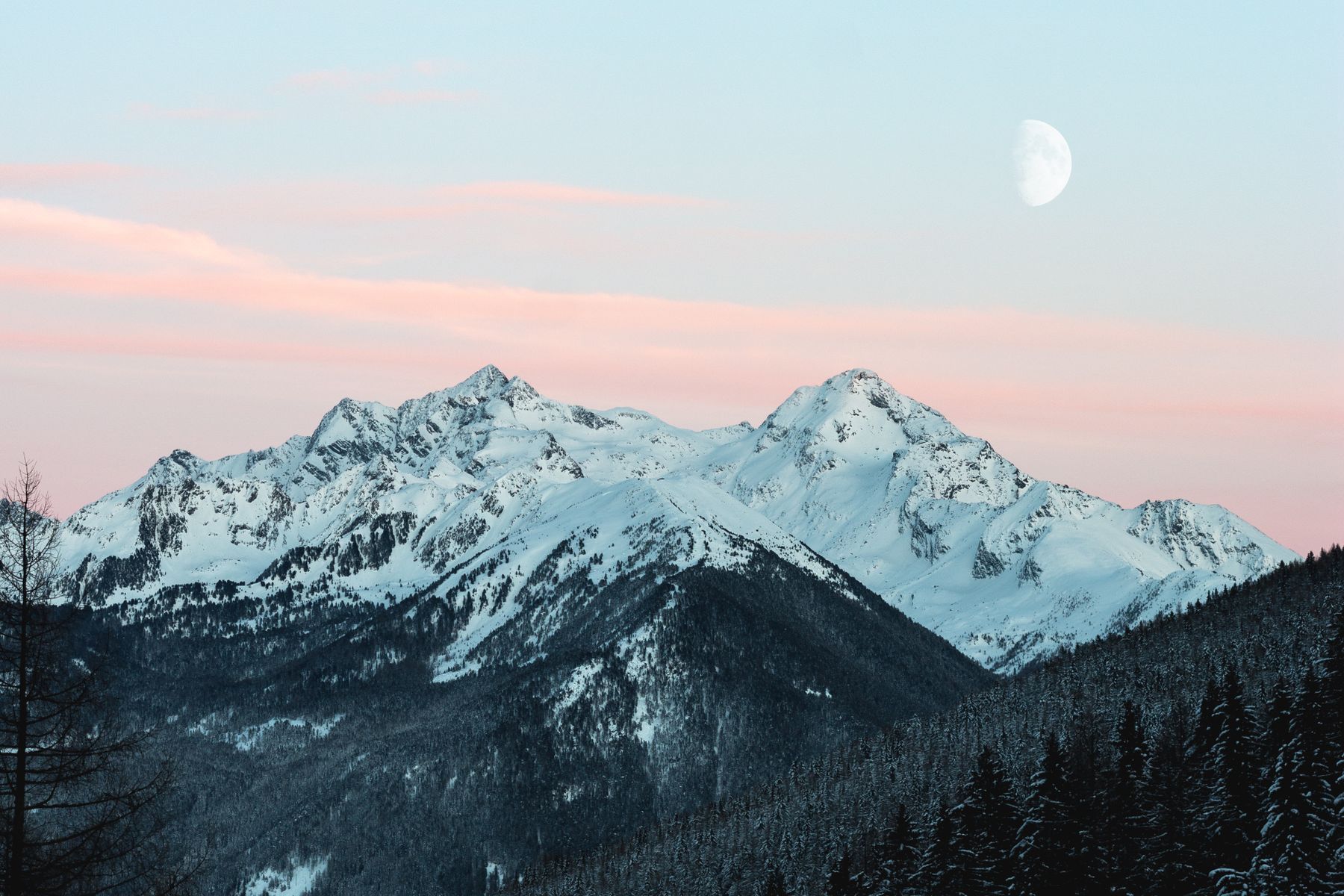 Weite Alpenlandschaft
