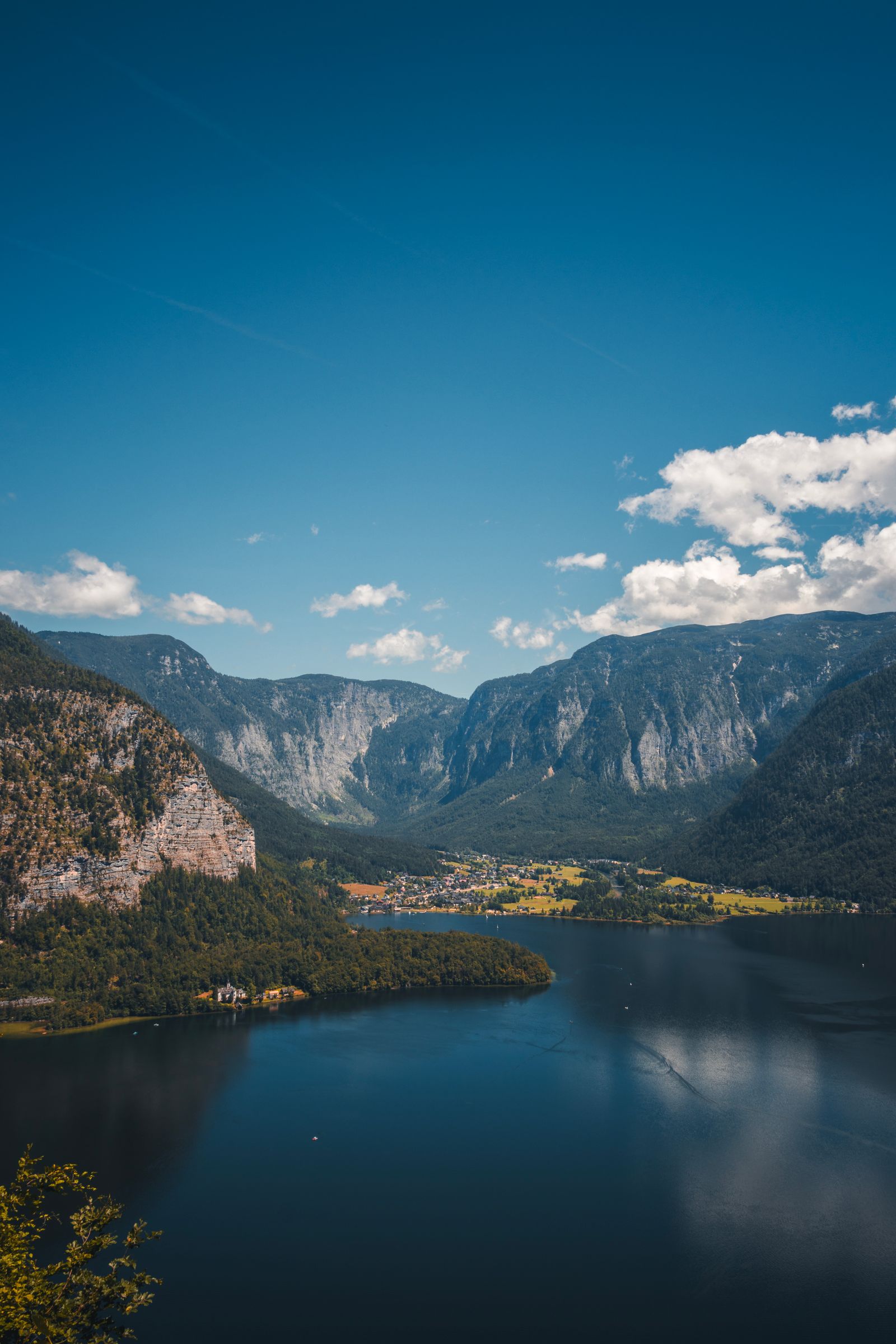 Hallstatt mit See und Bergen