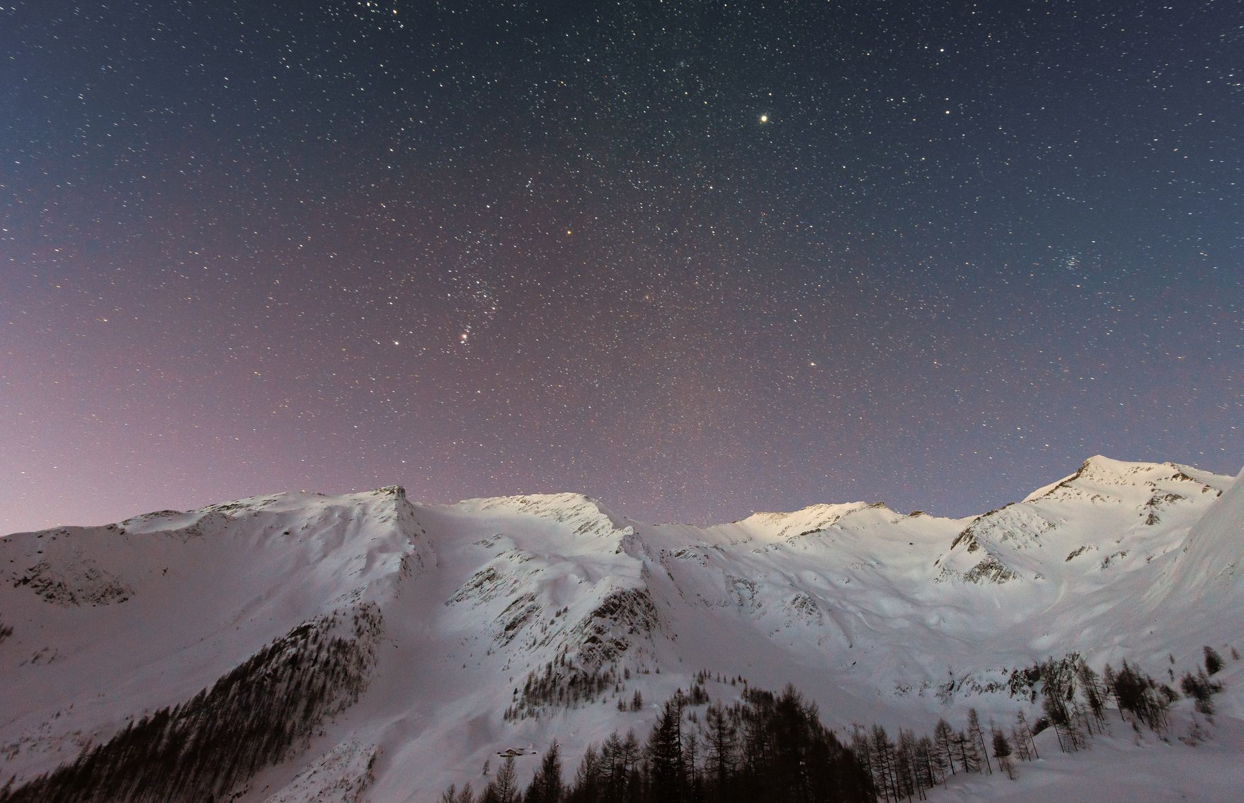 Berggrat im Morgennebel, Alpenlandschaft