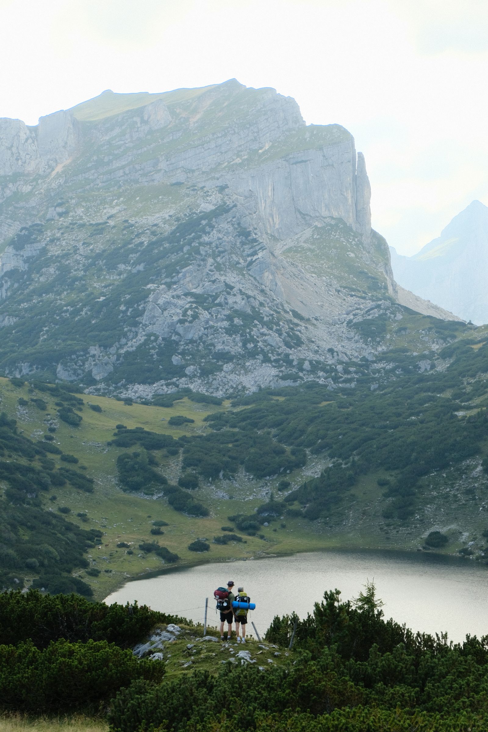 Alpine Wanderung in Tirol mit Blick ins Tal